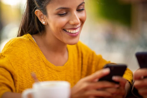 Retrato Cerca Una Joven Sonriente Mirando Teléfono Celular —  Fotos de Stock