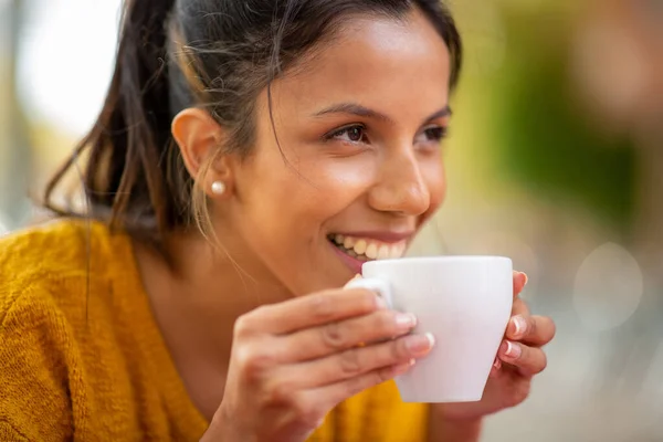 Κοντινό Πορτραίτο Μιας Χαμογελαστής Νεαρής Γυναίκας Που Πίνει Καφέ — Φωτογραφία Αρχείου