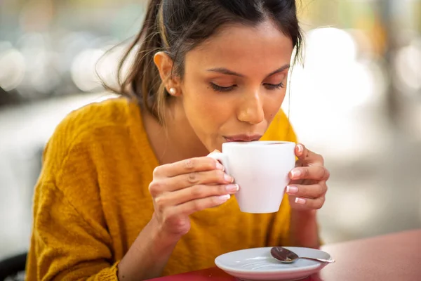 Retrato Cerca Una Joven Bebiendo Una Taza Café —  Fotos de Stock