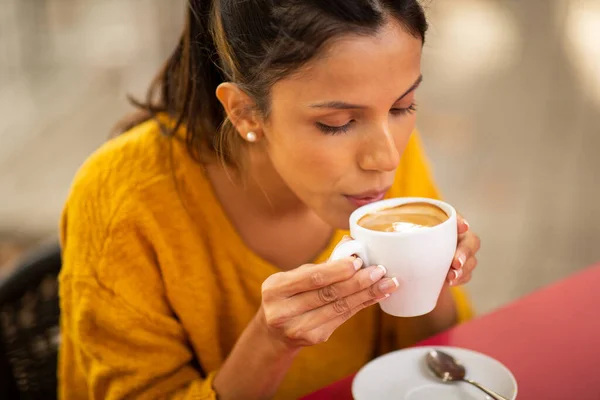 Primer Plano Retrato Una Mujer Joven Disfrutando Una Taza Café —  Fotos de Stock