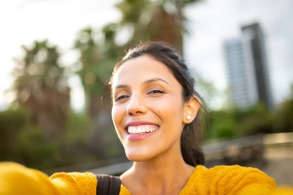 Närbild Leende Kvinna Som Tar Selfie Porträtt Utomhus — Stockfoto