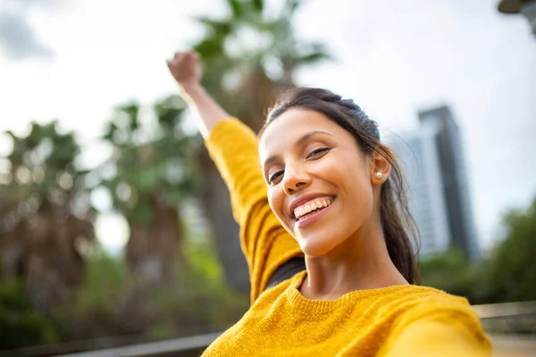 Cerca Mujer Feliz Tomando Retrato Selfie Con Brazo Levantado —  Fotos de Stock