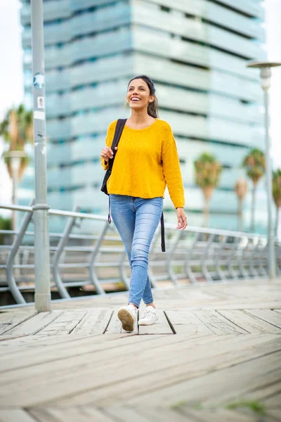 Retrato Larga Duración Una Joven Sonriente Caminando Con Una Bolsa —  Fotos de Stock