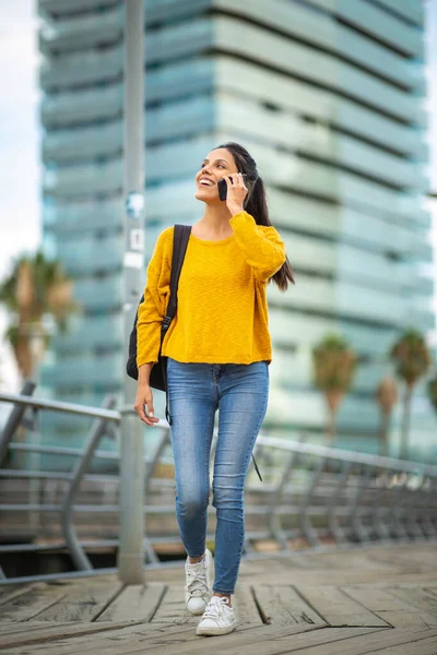 Full Body Portret Van Jonge Vrouw Lopen Met Mobiele Telefoon — Stockfoto