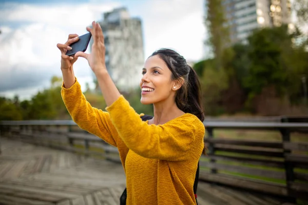 Potret Wanita Muda Yang Bahagia Memegang Kamera Ponsel Untuk Mengambil — Stok Foto