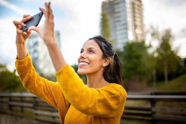 Potret Wanita Muda Tersenyum Yang Mengambil Foto Dengan Ponsel — Stok Foto