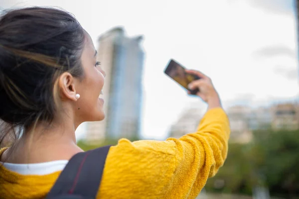 Atrás Jovem Mulher Olhando Para Telefone Inteligente Tomando Selfie — Fotografia de Stock