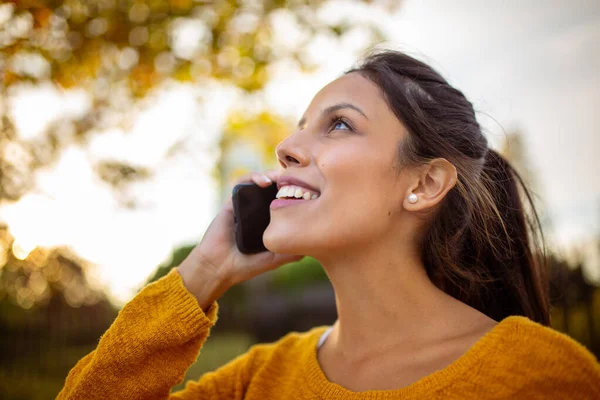 Retrato Lateral Mujer Joven Hablando Con Teléfono Celular Aire Libre —  Fotos de Stock