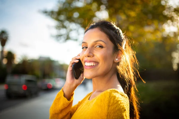 Retrato Lateral Mujer Sonriente Hablando Con Teléfono Móvil —  Fotos de Stock