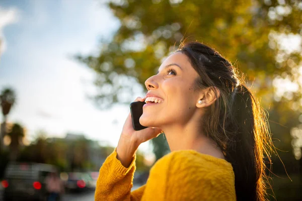 Κοντινό Πλαϊνό Πορτρέτο Της Ευτυχισμένης Γυναίκας Που Μιλάει Κινητό Τηλέφωνο — Φωτογραφία Αρχείου