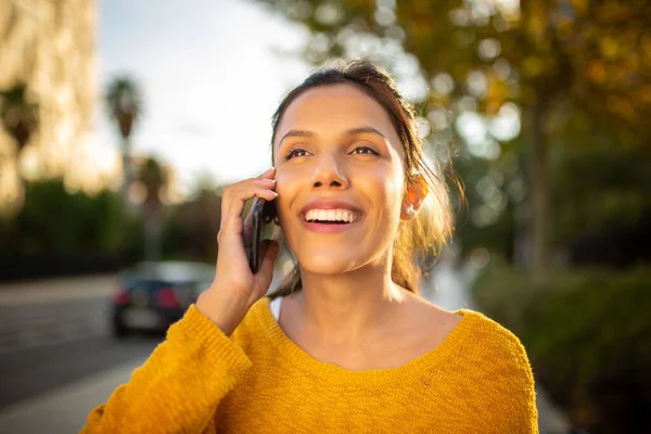 Närbild Porträtt Glad Ung Kvinna Talar Med Telefon — Stockfoto