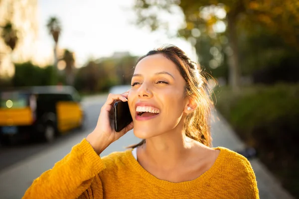 Primer Plano Retrato Mujer Feliz Riendo Con Teléfono Celular — Foto de Stock