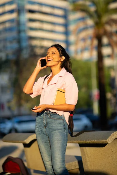 Πορτρέτο Της Νεαρής Γυναίκας Που Μιλάει Κινητό Τηλέφωνο Στην Πόλη — Φωτογραφία Αρχείου