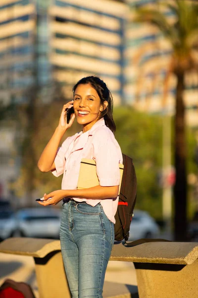 Retrato Una Joven Feliz Hablando Con Celular Ciudad —  Fotos de Stock