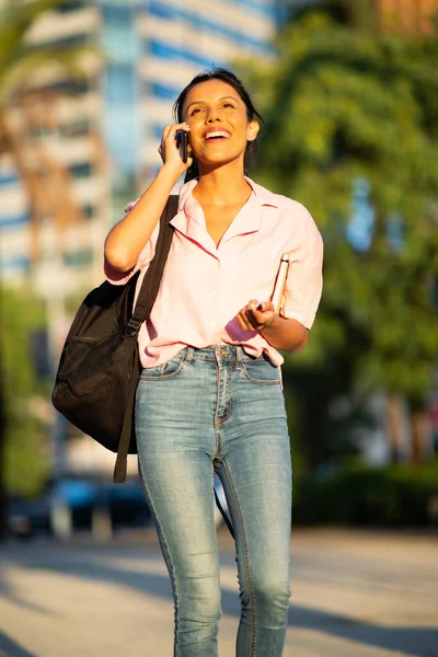 Portrait Femme Heureuse Marchant Parlant Avec Téléphone Portable Ville — Photo