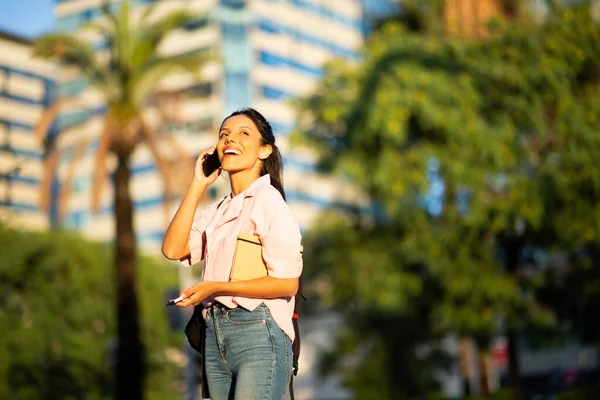 Πορτρέτο Της Ευτυχισμένης Νεαρής Γυναίκας Που Μιλάει Κινητό Τηλέφωνο Στην — Φωτογραφία Αρχείου