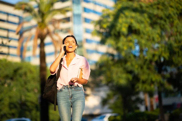 Retrato Mulher Conversando Andando Cidade Com Telefone Celular — Fotografia de Stock