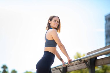 Açık havada duran kadın sporcunun yan portresi