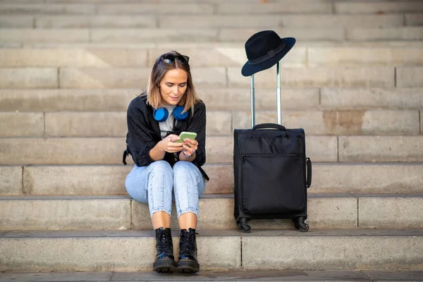 Портрет Женщины Сидящей Лестнице Чемоданом Мобильным Телефоном — стоковое фото