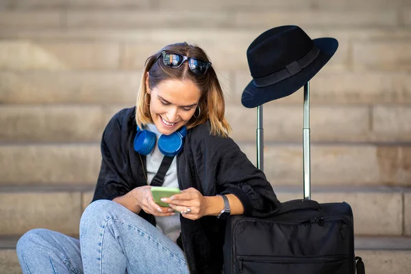 Retrato Mujer Viajera Sonriente Con Bolso Teléfono Móvil —  Fotos de Stock
