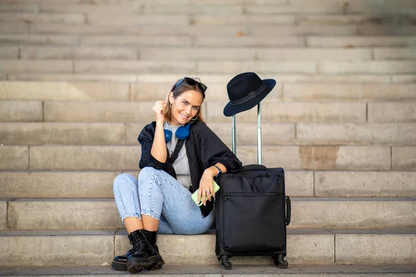Πλήρες Πορτρέτο Της Χαρούμενης Ταξιδιωτικής Γυναίκας Που Κάθεται Βαλίτσα — Φωτογραφία Αρχείου
