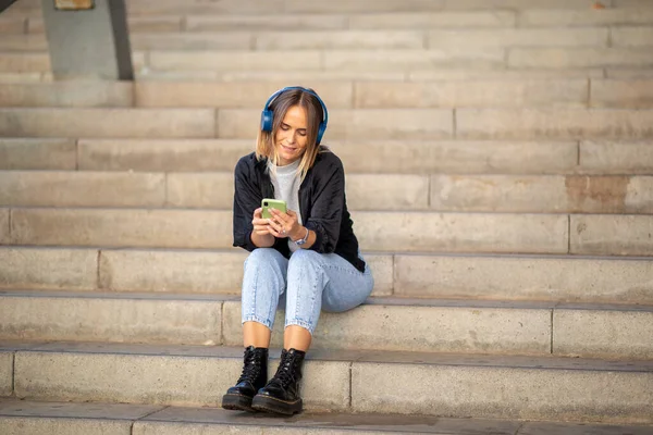 Potret Wanita Yang Duduk Tangga Mendengarkan Musik Dengan Ponsel Dan — Stok Foto
