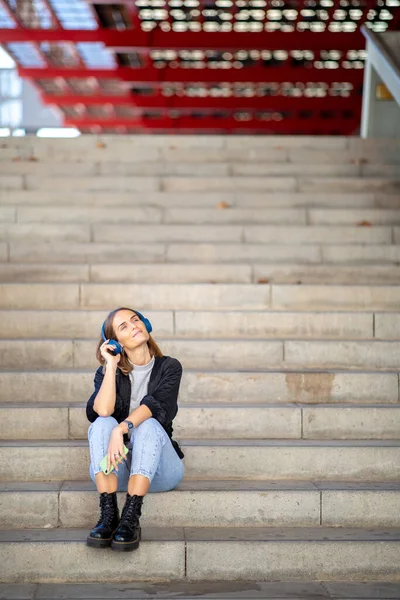 Portrait Complet Femme Heureuse Assise Dans Les Escaliers Écouter Musique — Photo