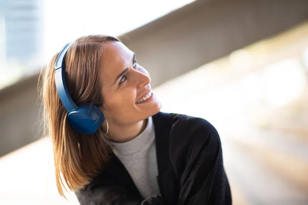 Primer Plano Retrato Mujer Feliz Escuchando Música Con Auriculares — Foto de Stock
