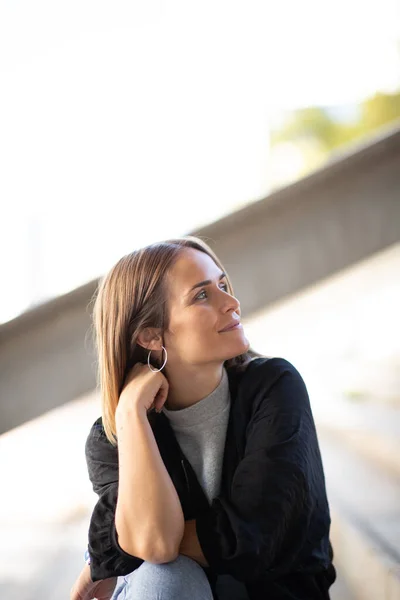 Close Portrait Woman Sitting Looking Away — Stock Photo, Image