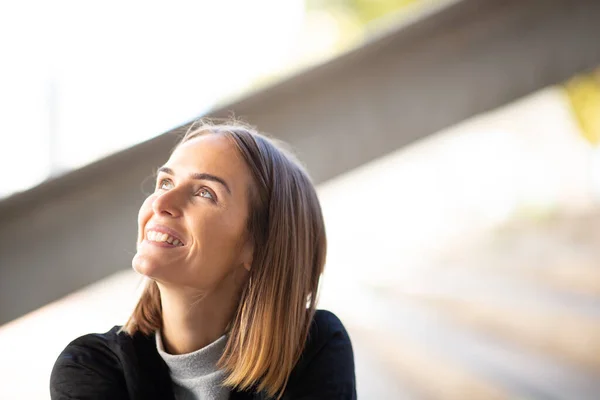 Nahaufnahme Porträt Einer Lächelnden Frau Die Nach Oben Schaut — Stockfoto