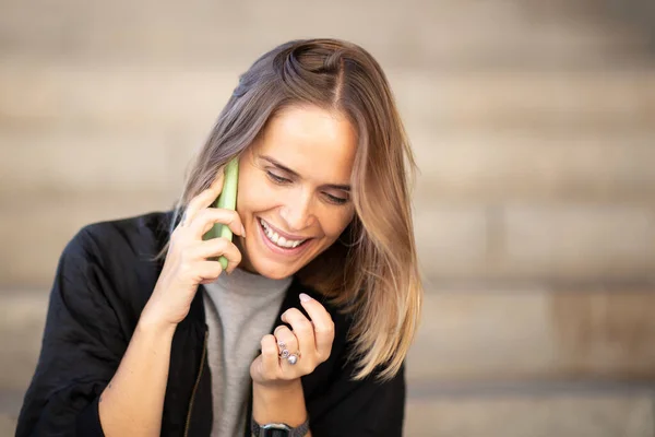 Närbild Porträtt Lycklig Kvinna Talar Med Mobiltelefon Och Skrattar — Stockfoto