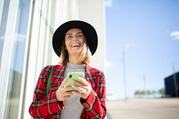 Портрет Женщины Счастливой Моды Мобильным Телефоном — стоковое фото