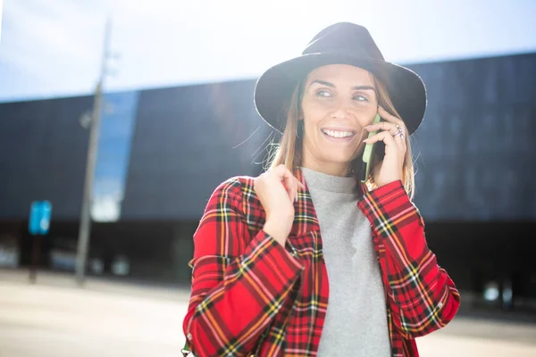 Retrato Mujer Moda Hablando Con Teléfono Móvil Aire Libre — Foto de Stock