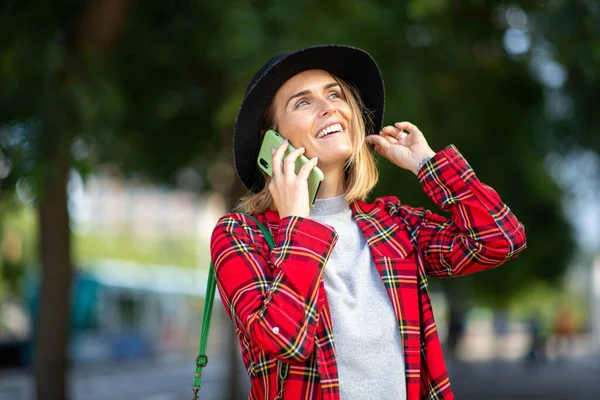 Retrato Mujer Moda Sonriendo Hablando Con Teléfono Móvil —  Fotos de Stock