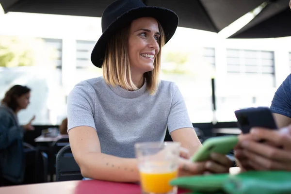 Portret Van Een Vrouw Aan Cafe Tafel Buiten Met Mobiele — Stockfoto