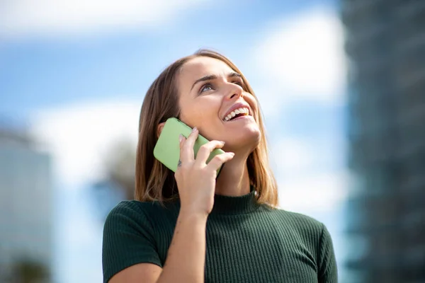 Primer Plano Retrato Mujer Feliz Hablando Con Teléfono Móvil Ciudad — Foto de Stock