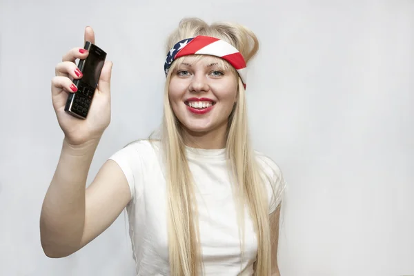 Retrato de la hermosa chica con un teléfono móvil — Foto de Stock