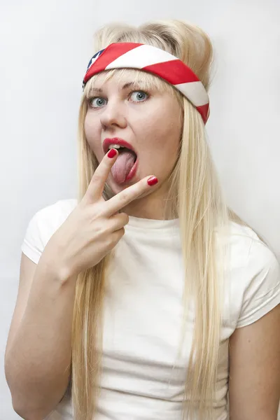 Pretty girl shows a victory sign — Stock Photo, Image