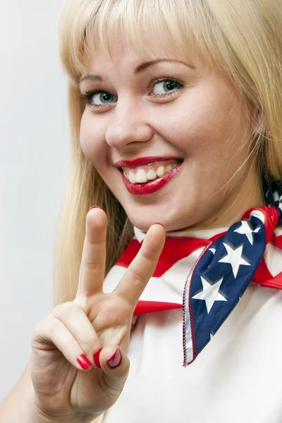 Pretty girl shows a victory sign — Stock Photo, Image