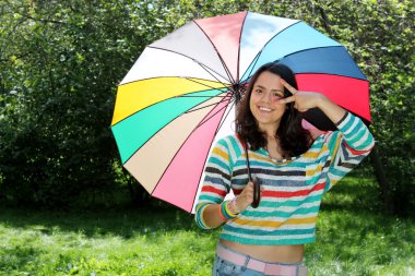 doğanın rengi şemsiyesi ile poz güzel genç kız