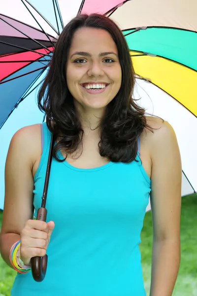 Belle jeune fille posant sur la nature avec parapluie de couleur — Photo