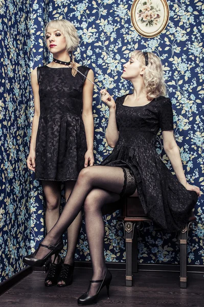 Две красивые девушки в платье вместе — стоковое фото