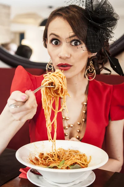 Mooi meisje en pasta — Stockfoto