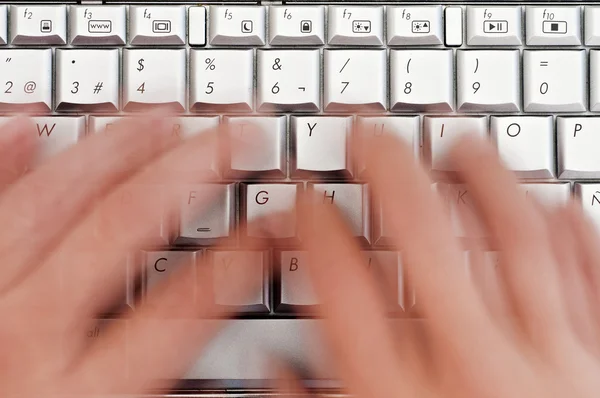 笔记本电脑键盘上打字的手 — 图库照片