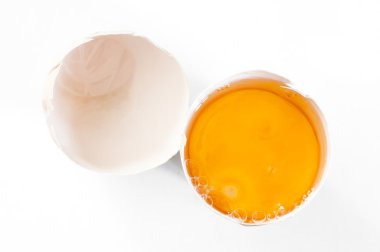 gebroken ei geïsoleerdkırık yumurta izole