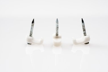 çivilerle plastik klip