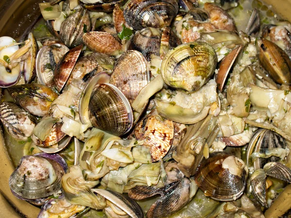 Artichokes with clams — Stock Photo, Image