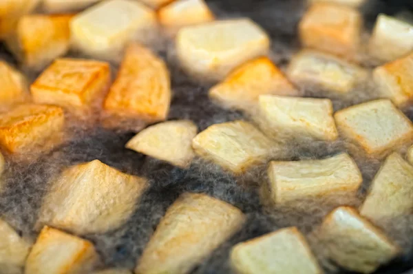 Patatas fritas en aceite —  Fotos de Stock