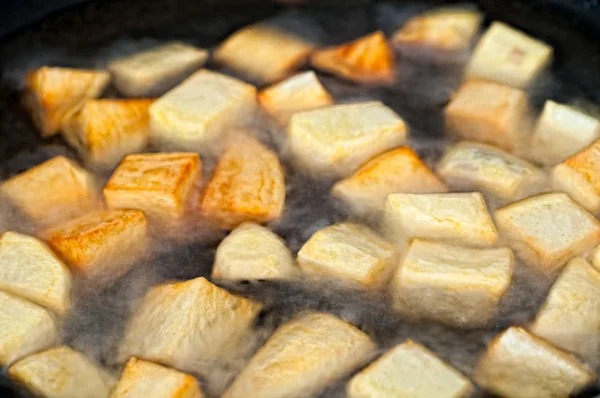 Kartoffeln in Öl braten — Stockfoto