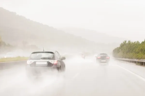 Conducir bajo la lluvia — Foto de Stock